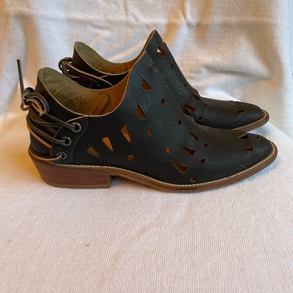 Musse & Cloud Booties - Picture 2 of 5